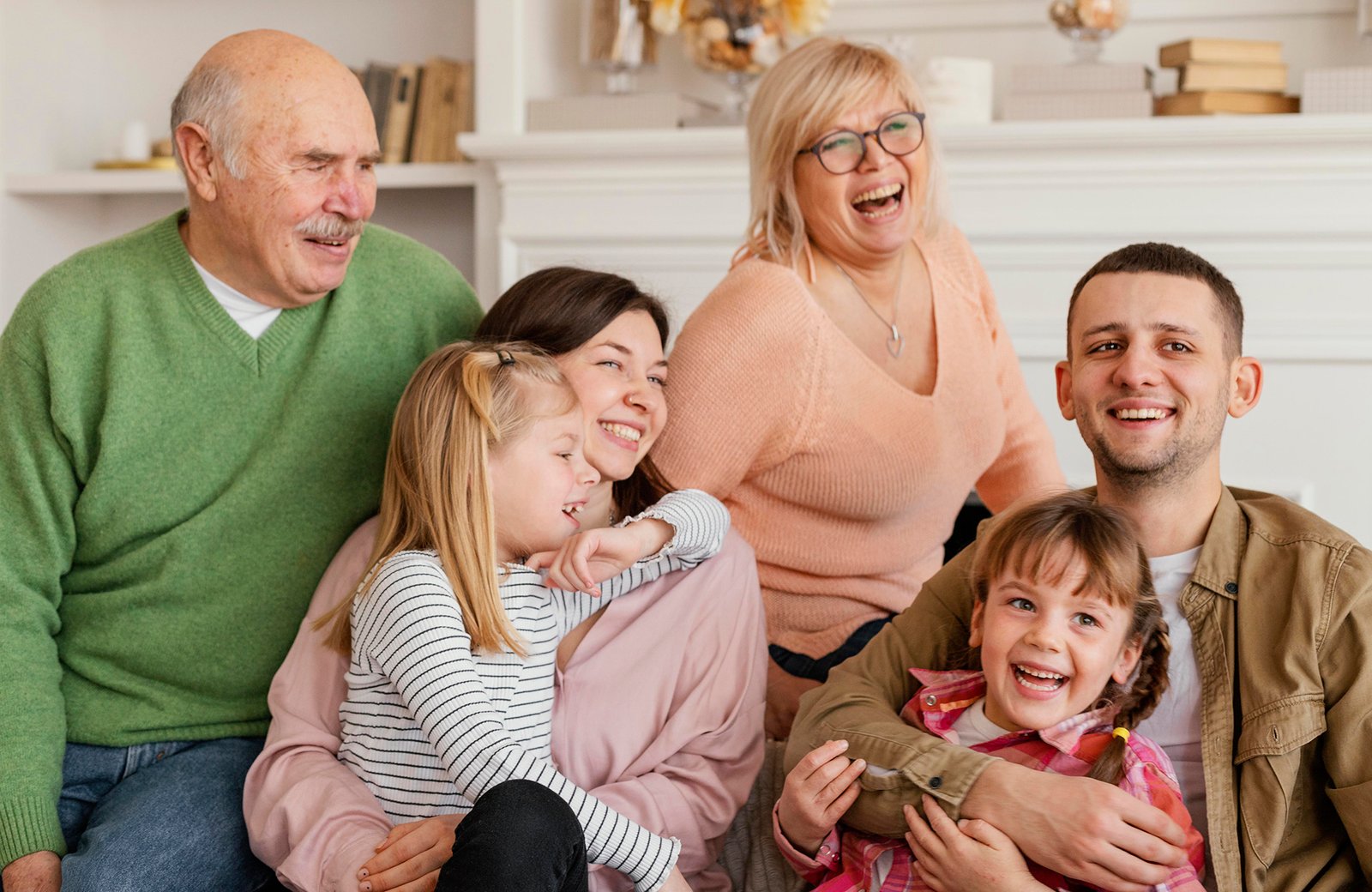 foto-media-familia-feliz-dentro-de-casa